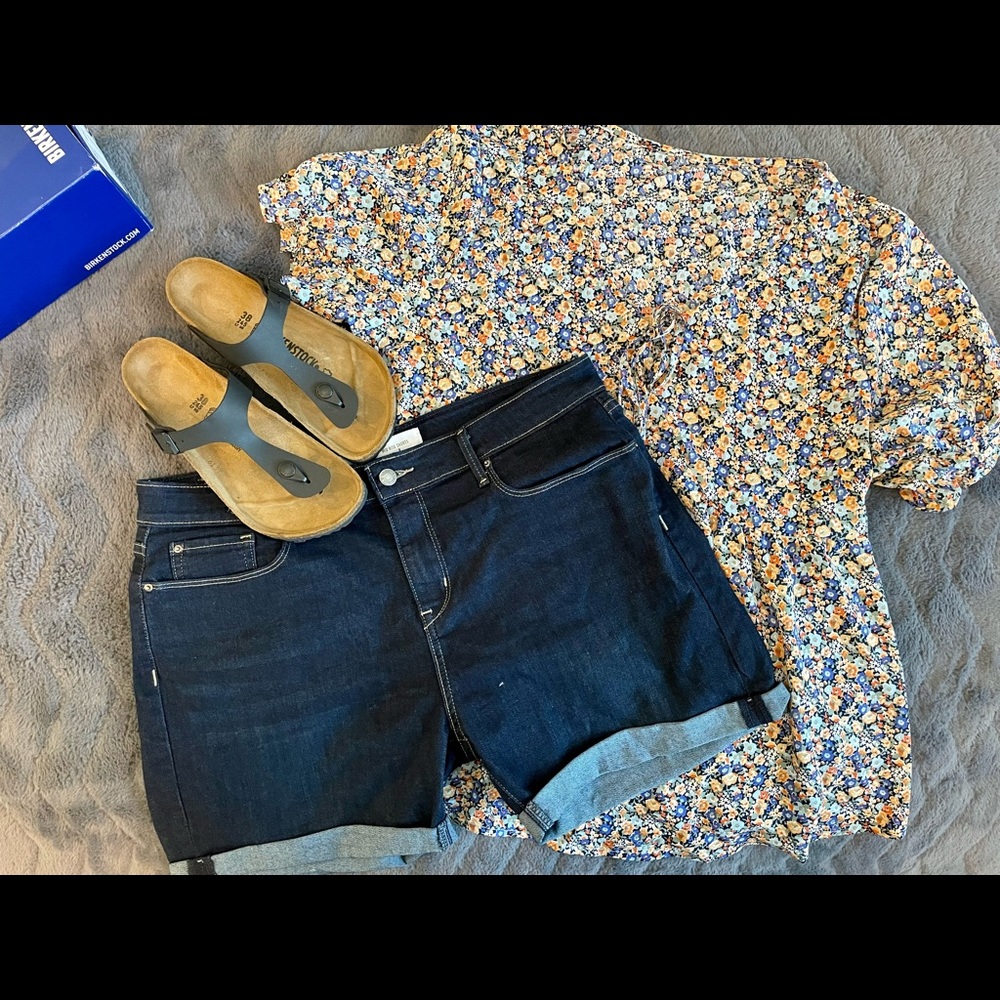 Signature by Levi Strauss - dark wash denim shorts - size 14 -  Like new!